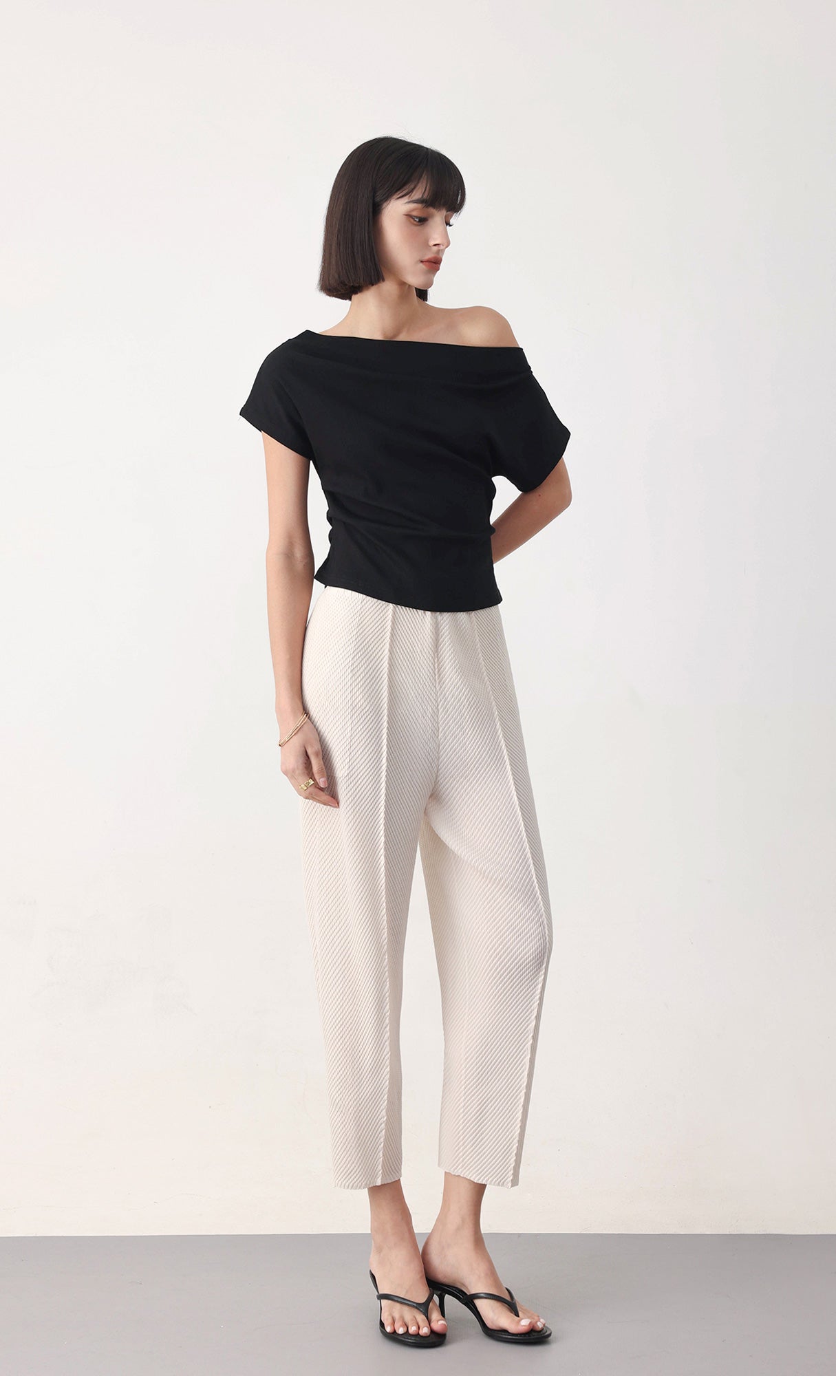 Circular pleated pants_beige