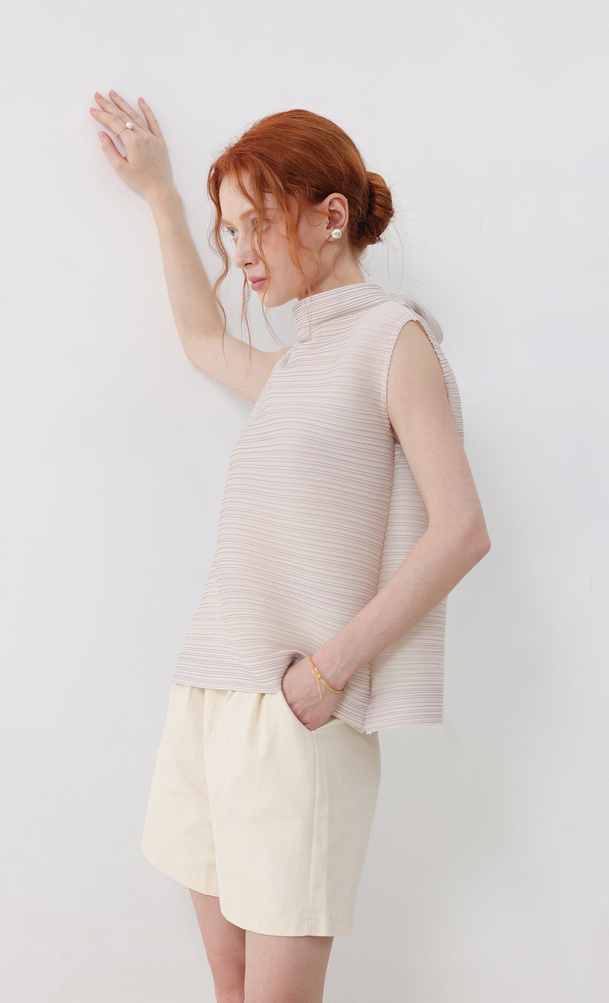 Shor half-neck pleated top_lightbeige