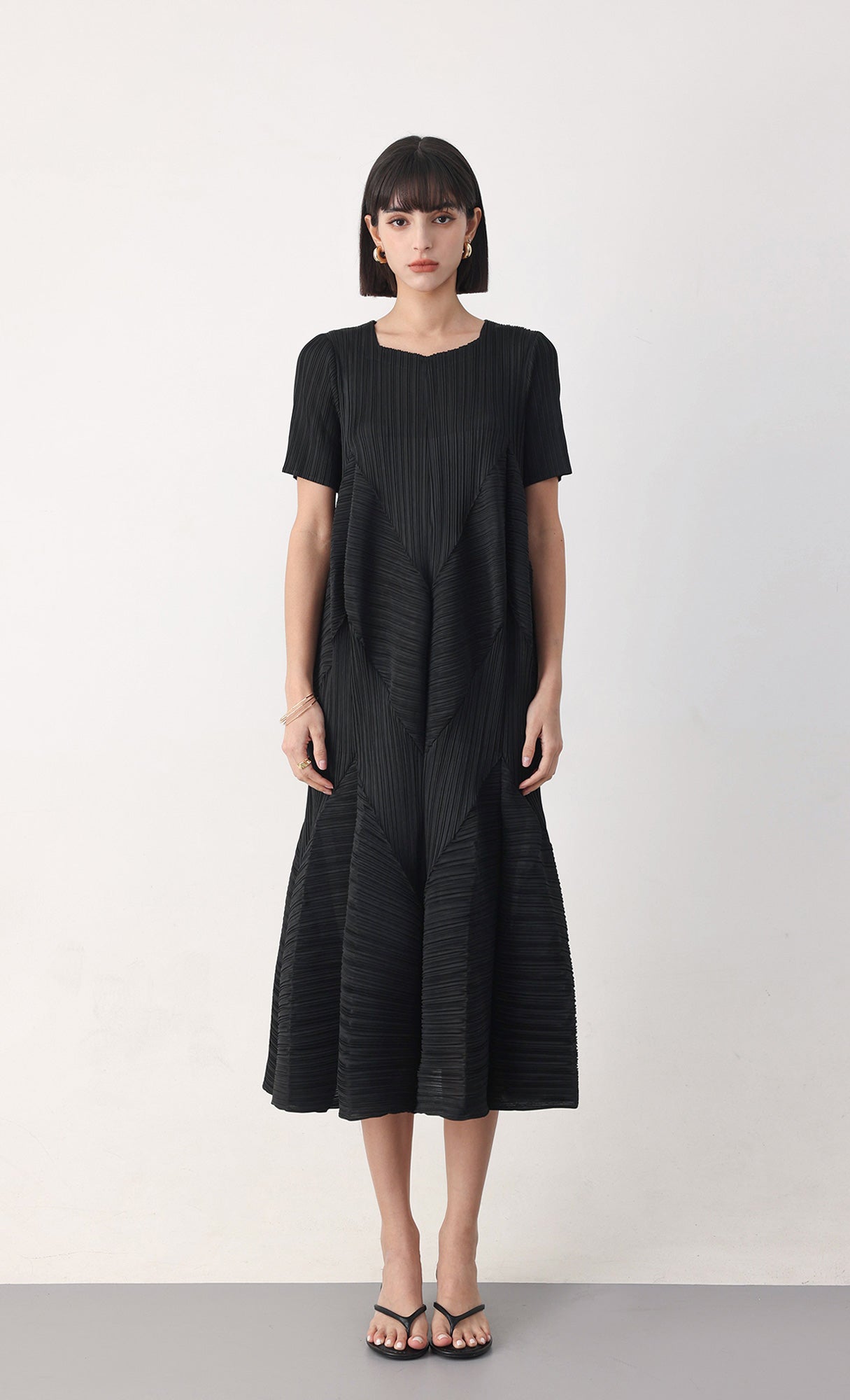 Voluminous pleated dress_black