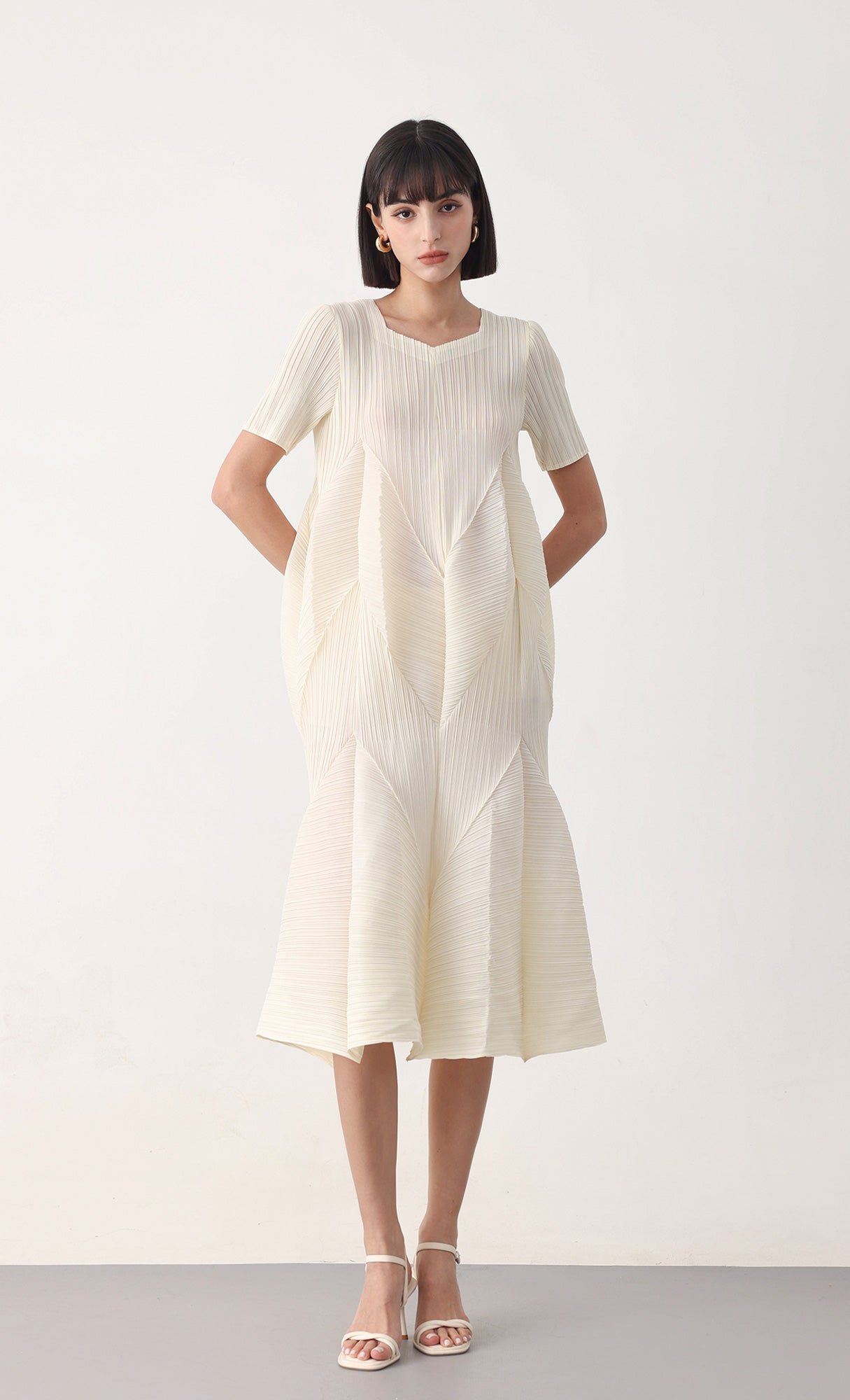 Voluminous pleated dress_ivory