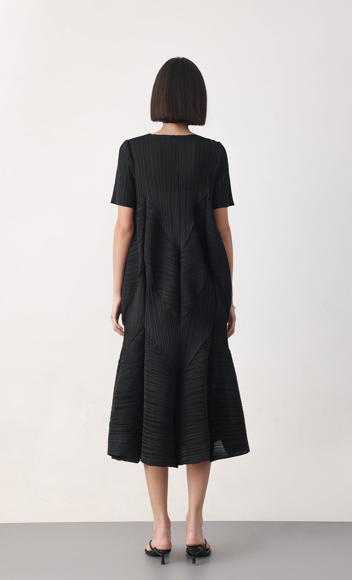 Voluminous pleated dress_black