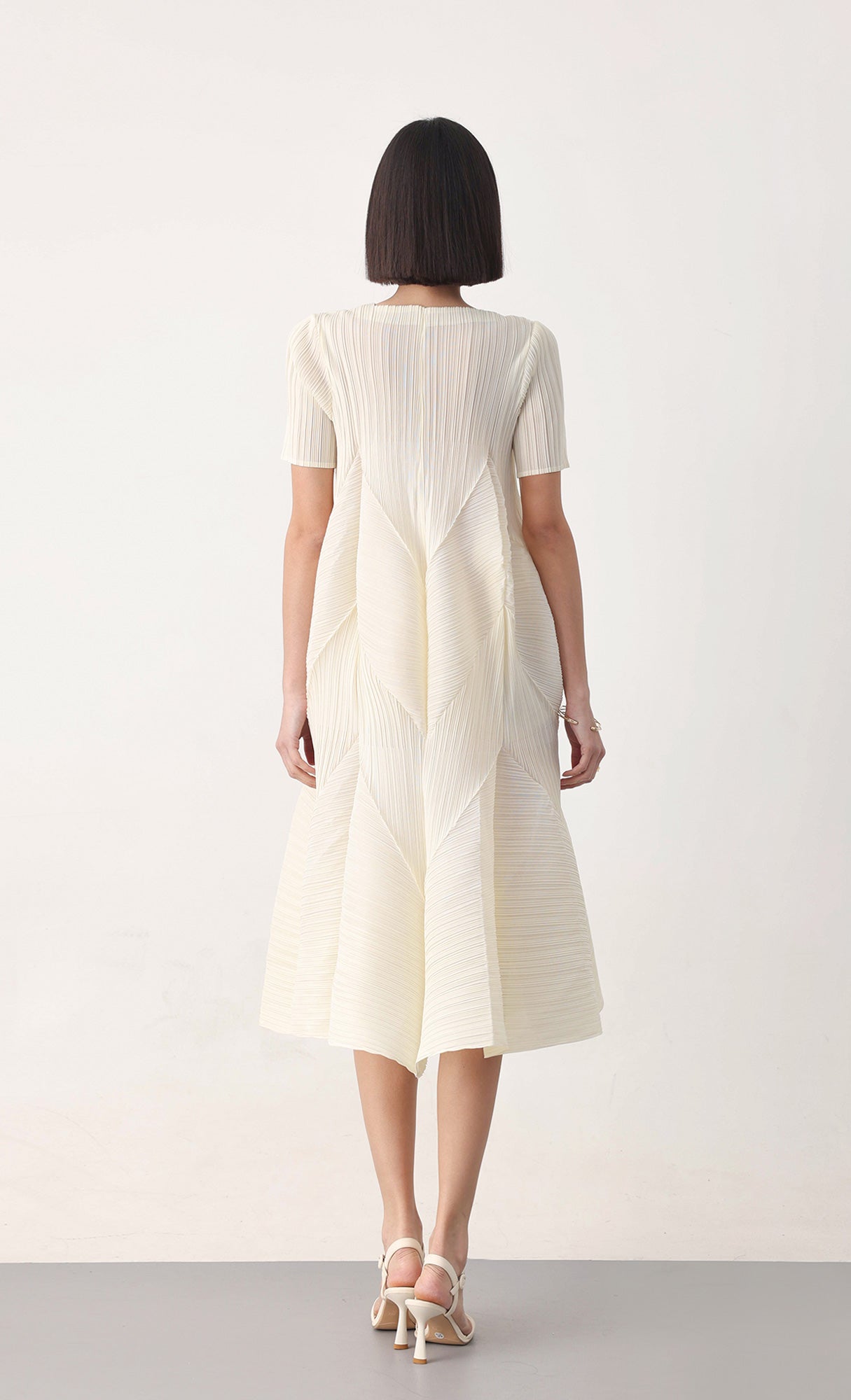Voluminous pleated dress_ivory