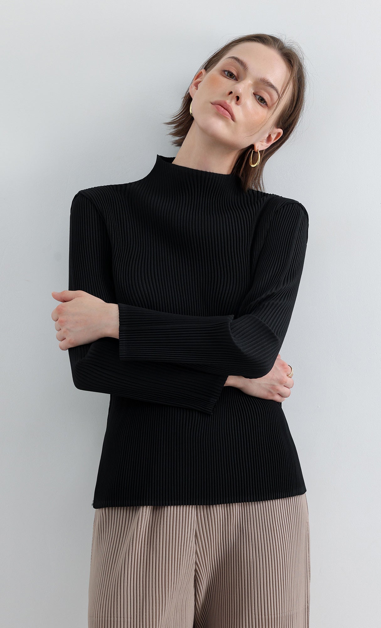 Essential Relaxed Pleated Half-Neck Top_Black