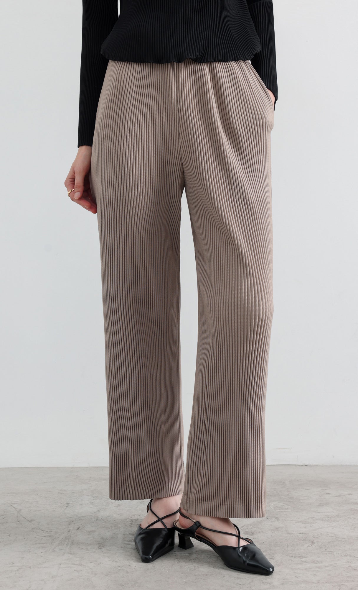 Essential Relaxed Pleated Pants_Beige