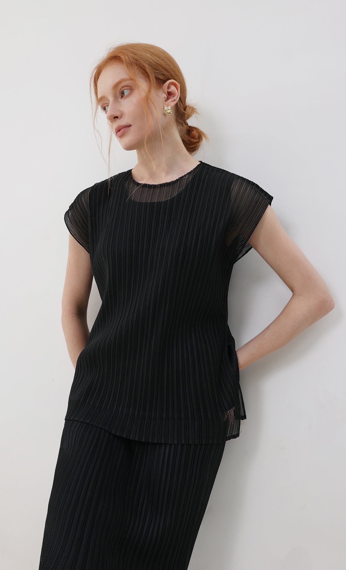 Airy pleated sleeveless top_black