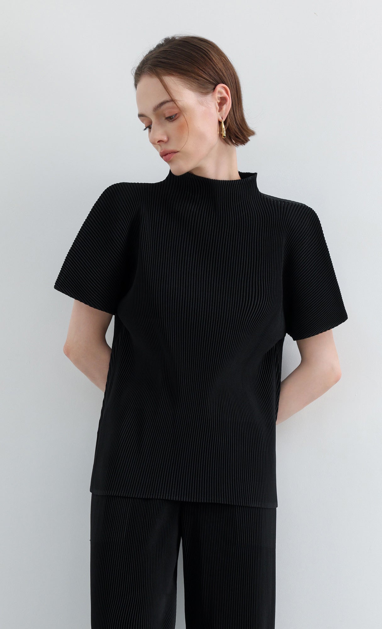 Essential Pleated Half-Neck Top_Black