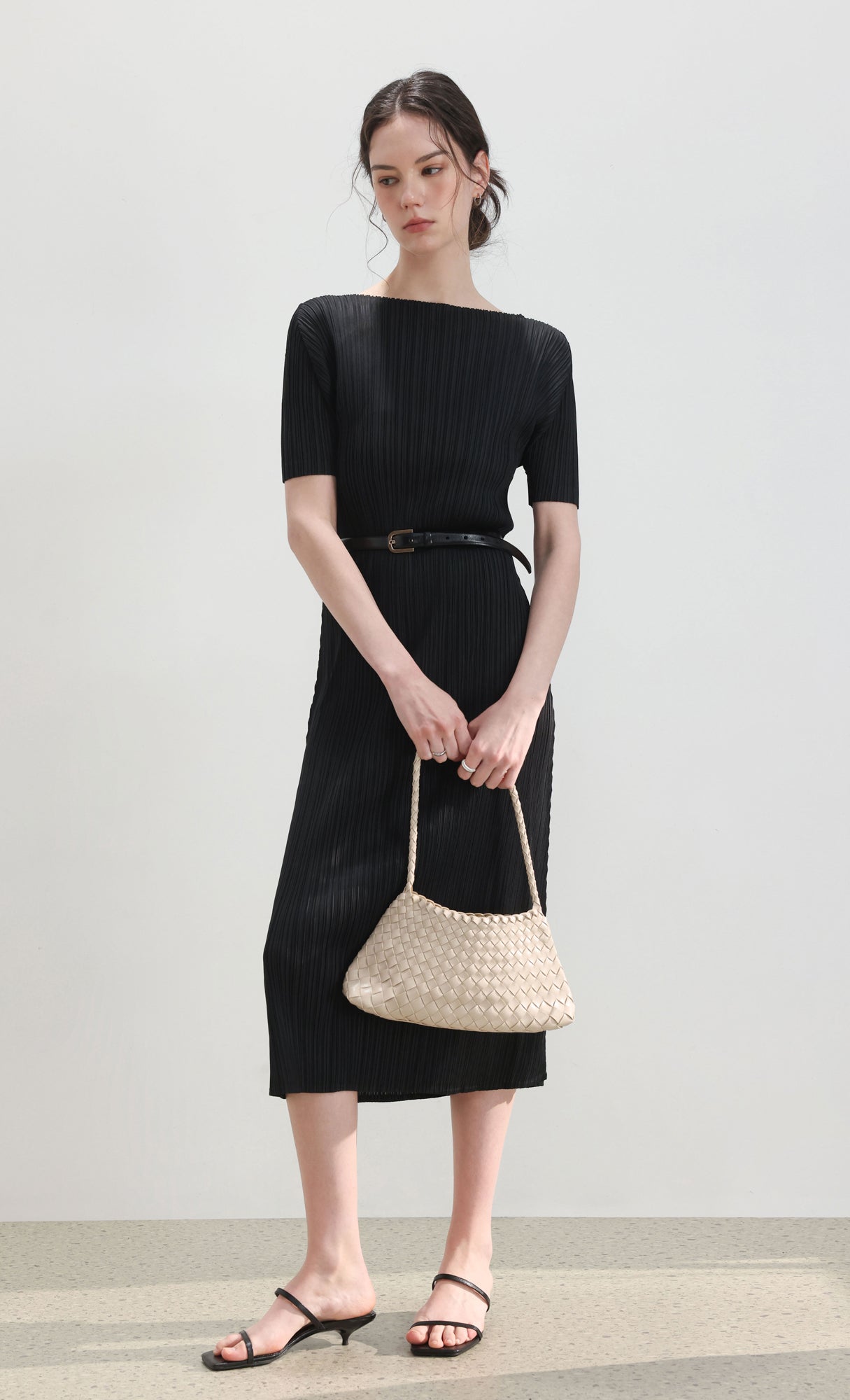 Dalia half-sleeve pleated dress_black