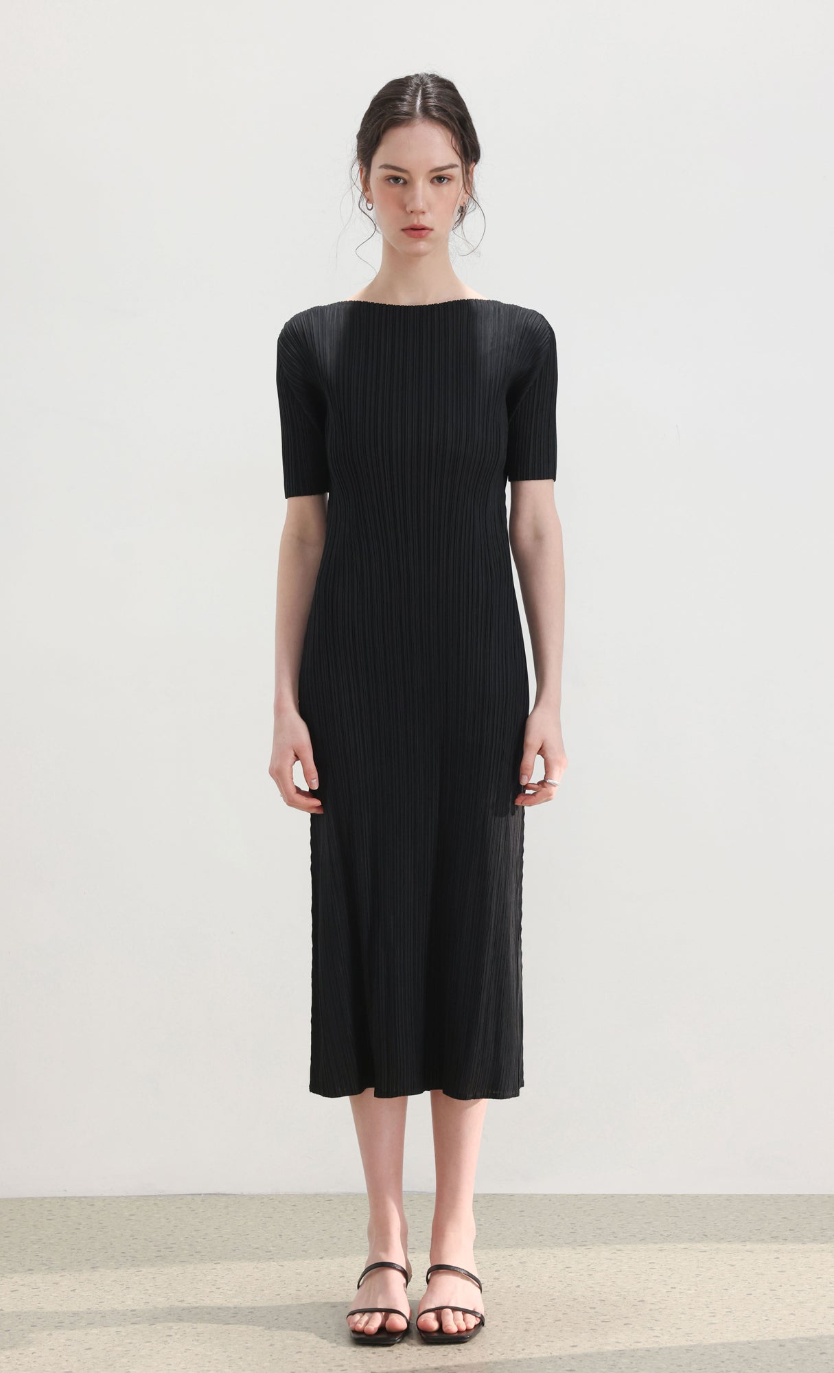 Dalia half-sleeve pleated dress_black