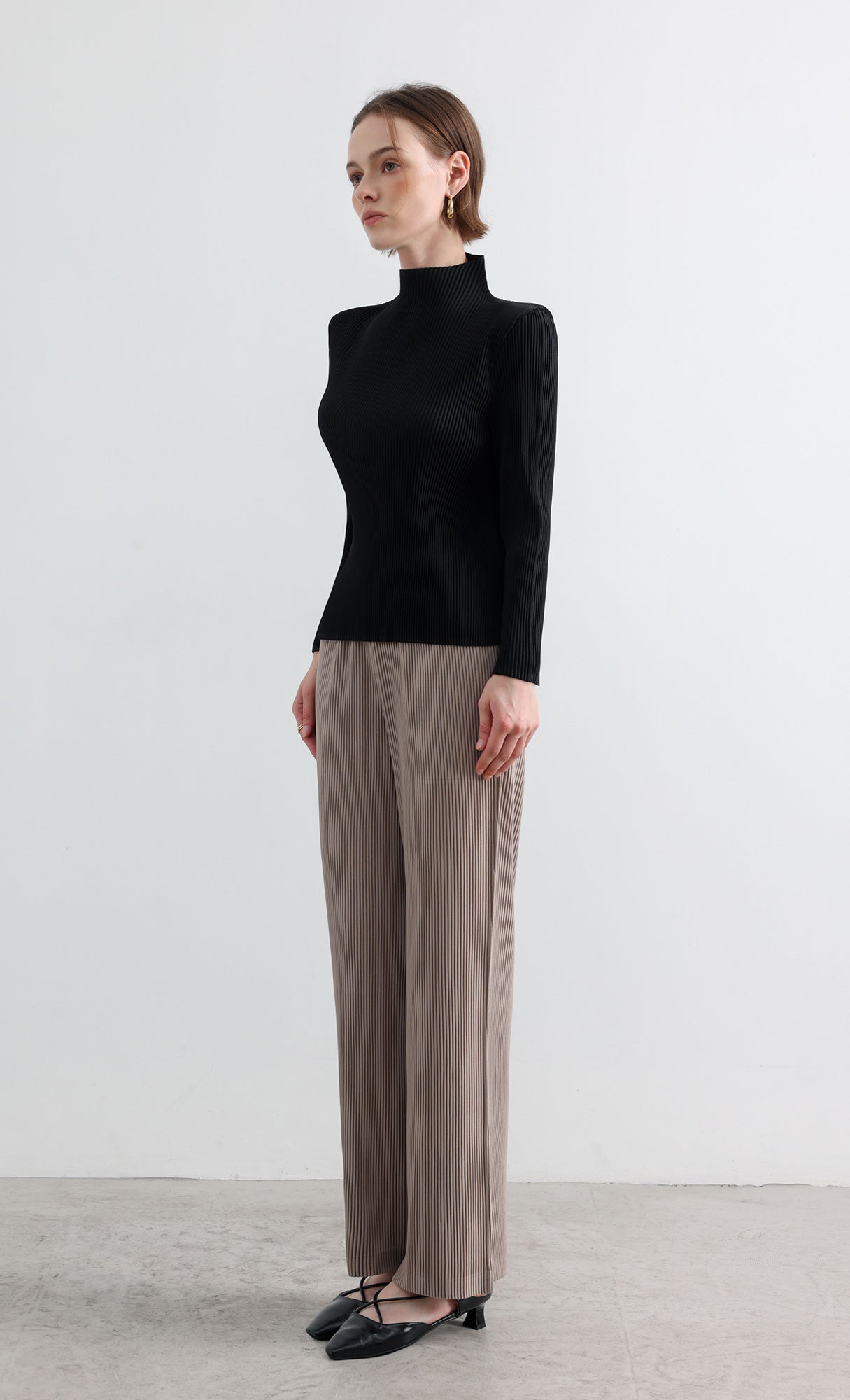 Essential Relaxed Pleated Half-Neck Top_Black