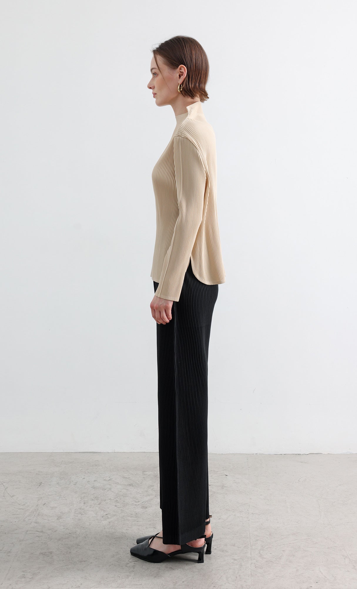 Essential Relaxed Pleated Half-Neck Top_Beige