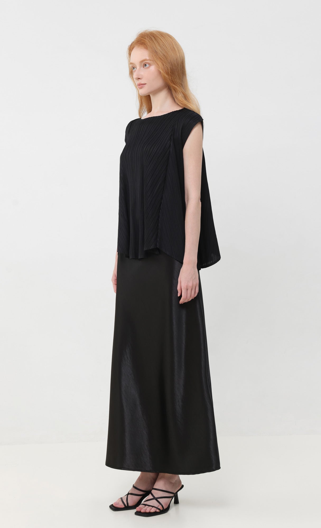 soft pleats sleeveless top_black