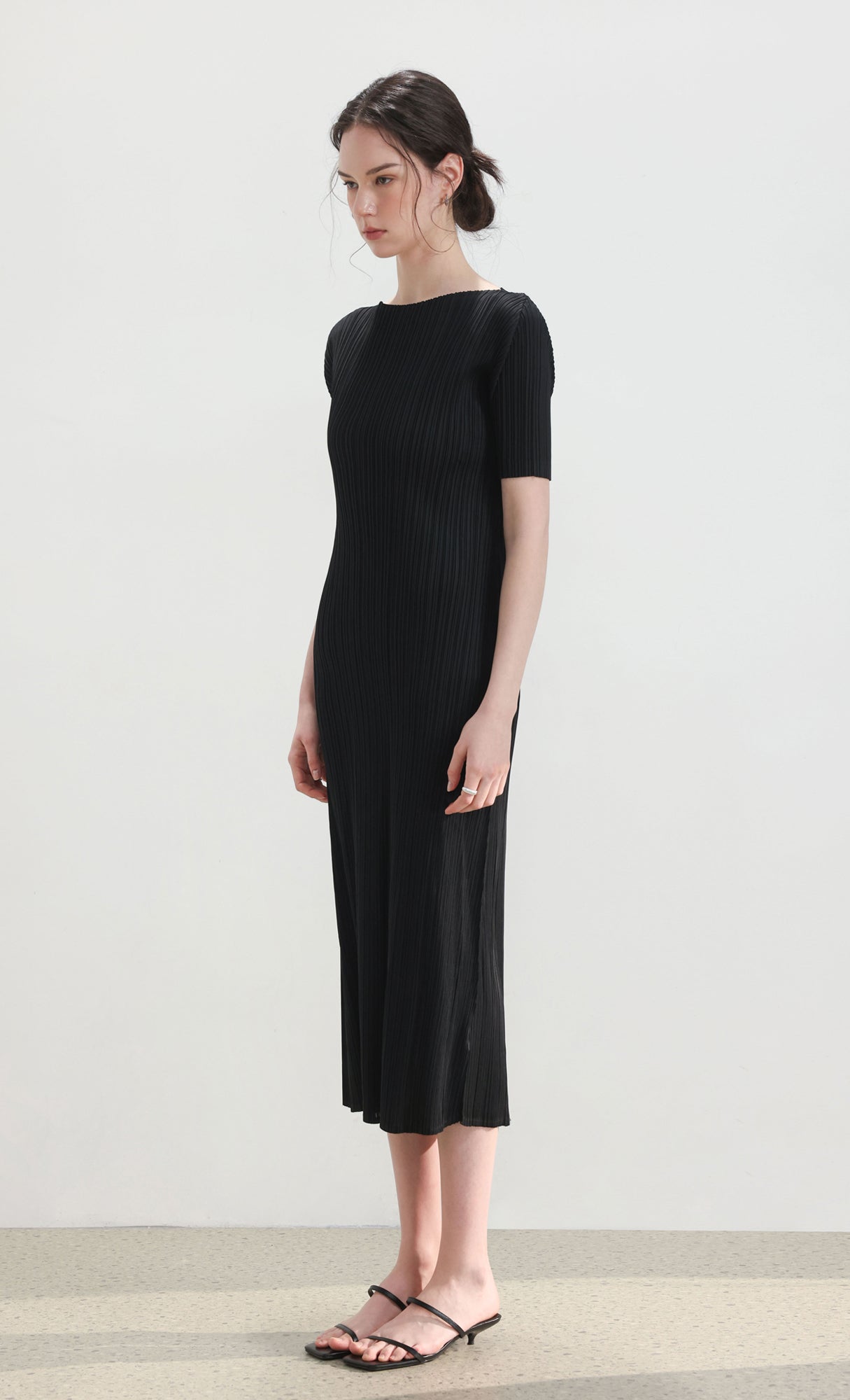 Dalia half-sleeve pleated dress_black