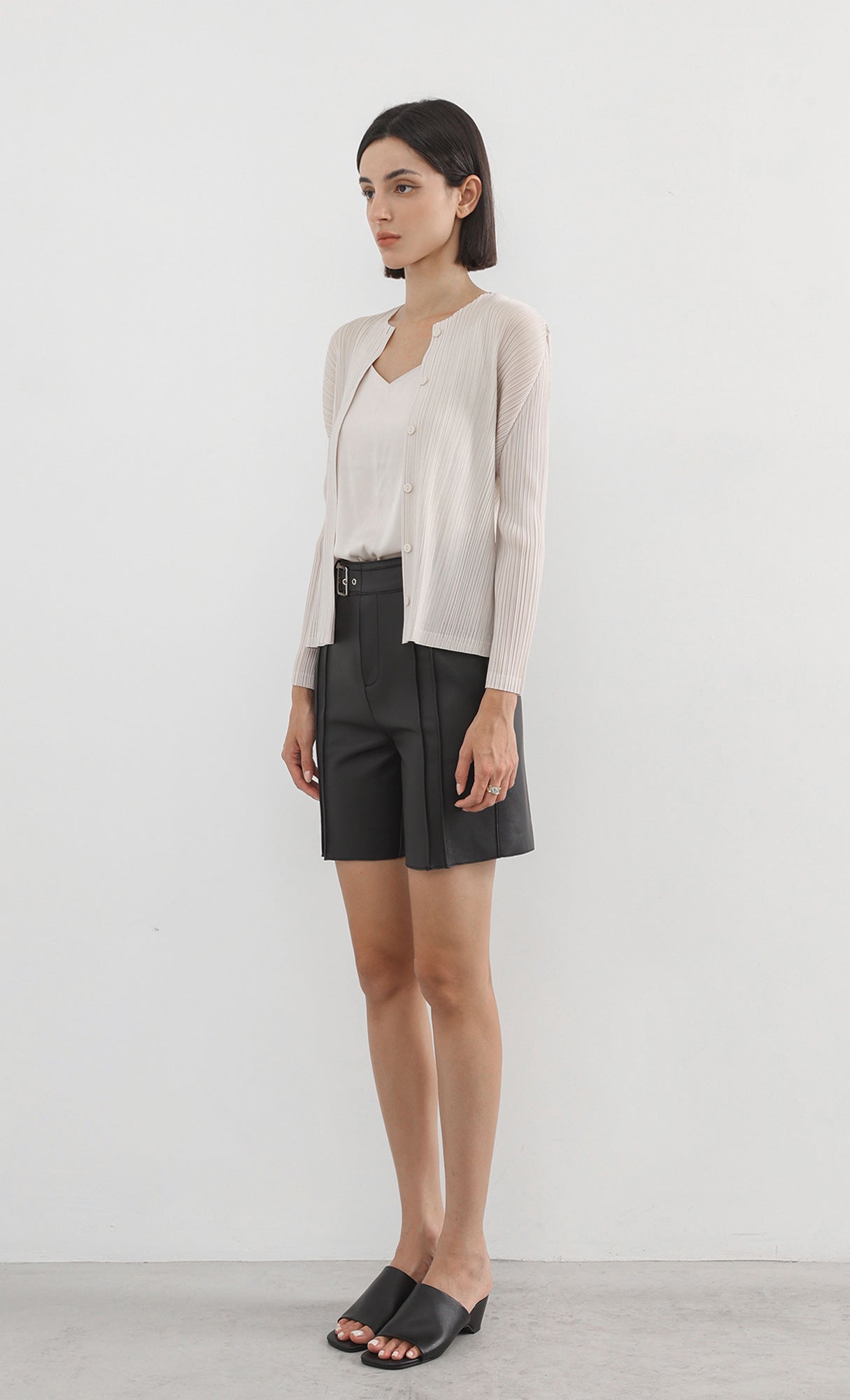 button basic pleated cardigan_beige