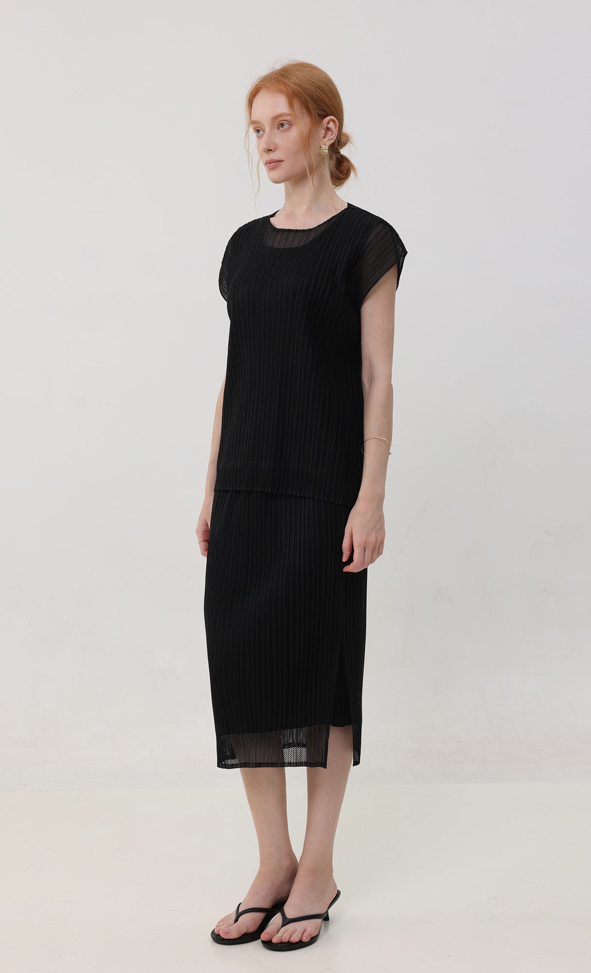 Airy pleated sleeveless top_black