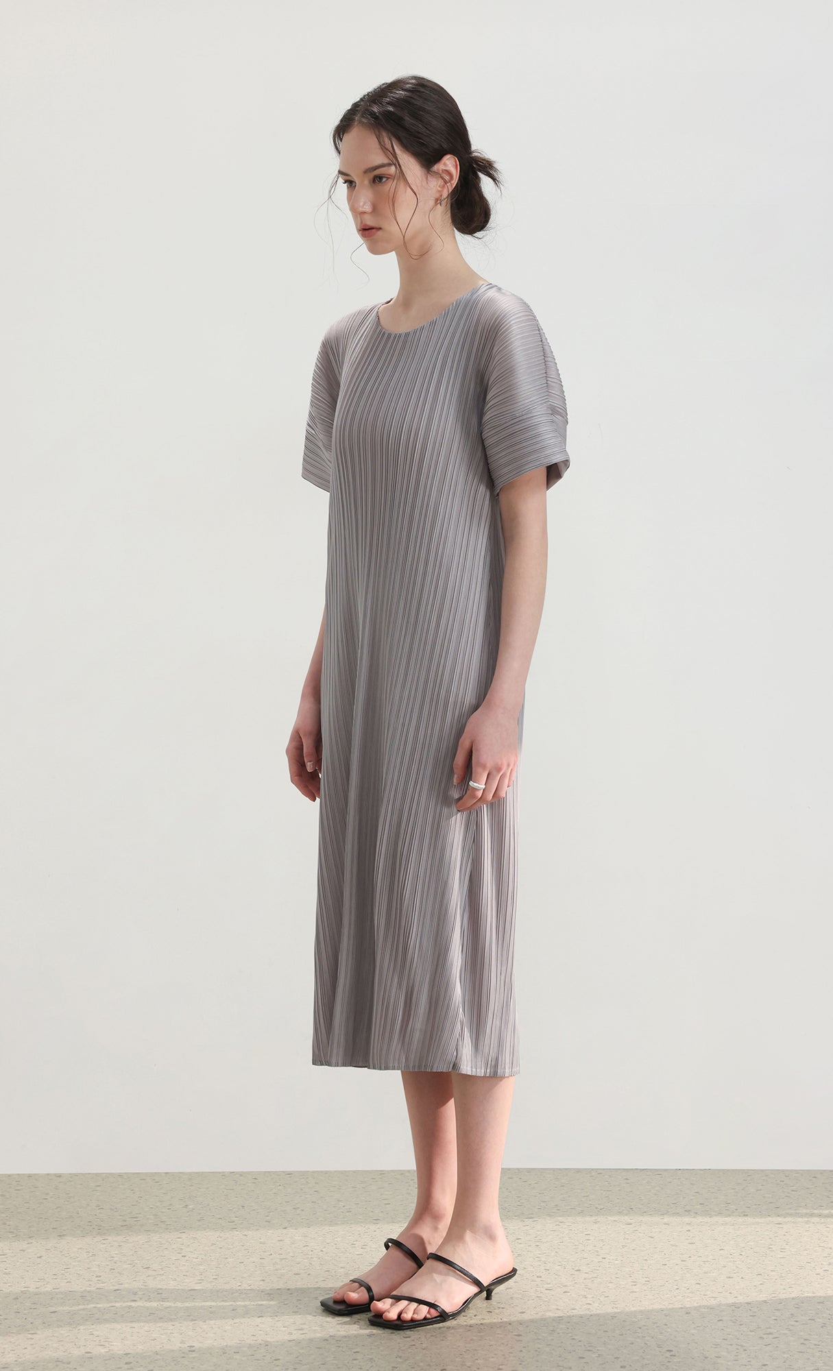 Mira short-sleeve pleated dress_grey