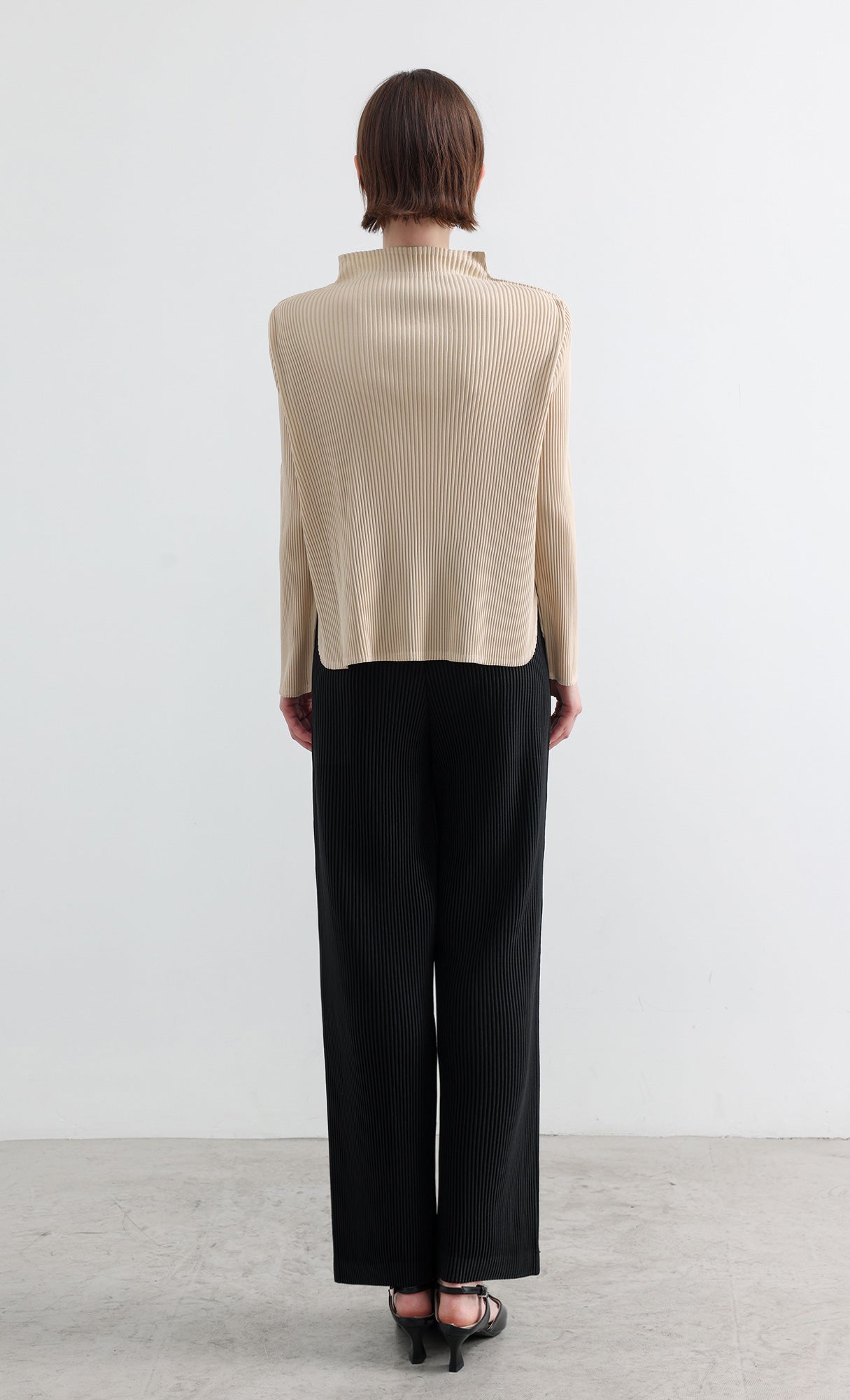Essential Relaxed Pleated Half-Neck Top_Beige
